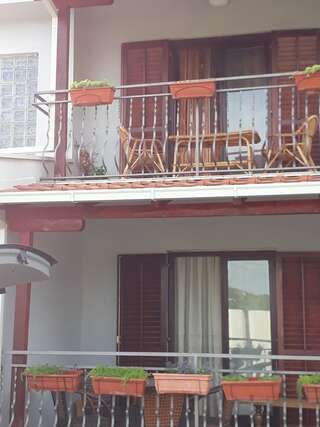 Апартаменты Guest House Lola Бар Апартаменты с видом на сад-8